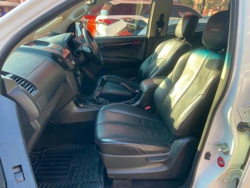 
								2018 Isuzu KB 250D-Teq Double Cab Hi-Rider,Leather  interior,Aircon,Radio,Navigation,PDC Sensors  etc amazing discounts on cash deals! free delivery guaranteed around gauteng province only. we also arrange finance through all major banks. we give 24hrs turn around period for finance applicants and same time delivery on cash deals. contact our sales team. or visit our dealership RANDY CARS AT 541 LOUIS BOTHA AVENUE SAVOY ESTATE full									