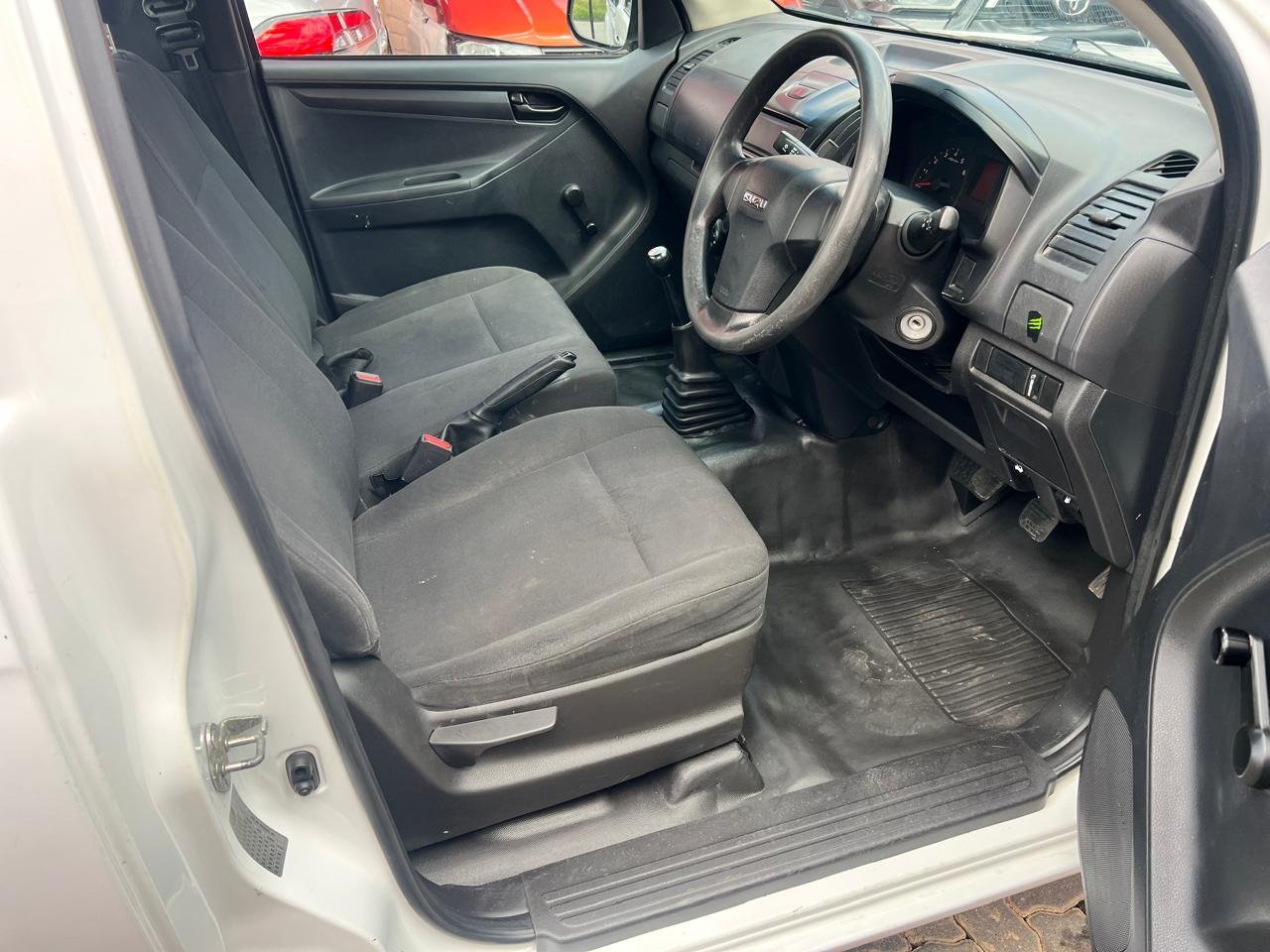 
								Isuzu KB 250D-Teq Fleetside,Cloth interior etc amazing discounts on cash deals! free delivery guaranteed around gauteng province only. we also arrange finance through all major banks. we give 24hrs turn around period for finance applicants and same time delivery on cash deals. contact our sales team. or visit our dealership RANDY CARS AT 541 LOUIS BOTHA AVENUE SAVOY ESTATE JHB full									