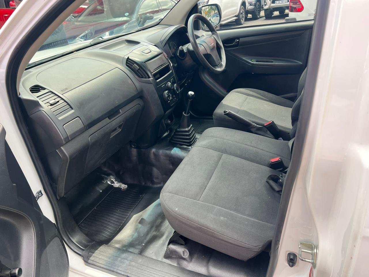 
								Isuzu KB 250D-Teq Fleetside,Cloth interior etc amazing discounts on cash deals! free delivery guaranteed around gauteng province only. we also arrange finance through all major banks. we give 24hrs turn around period for finance applicants and same time delivery on cash deals. contact our sales team. or visit our dealership RANDY CARS AT 541 LOUIS BOTHA AVENUE SAVOY ESTATE JHB full									