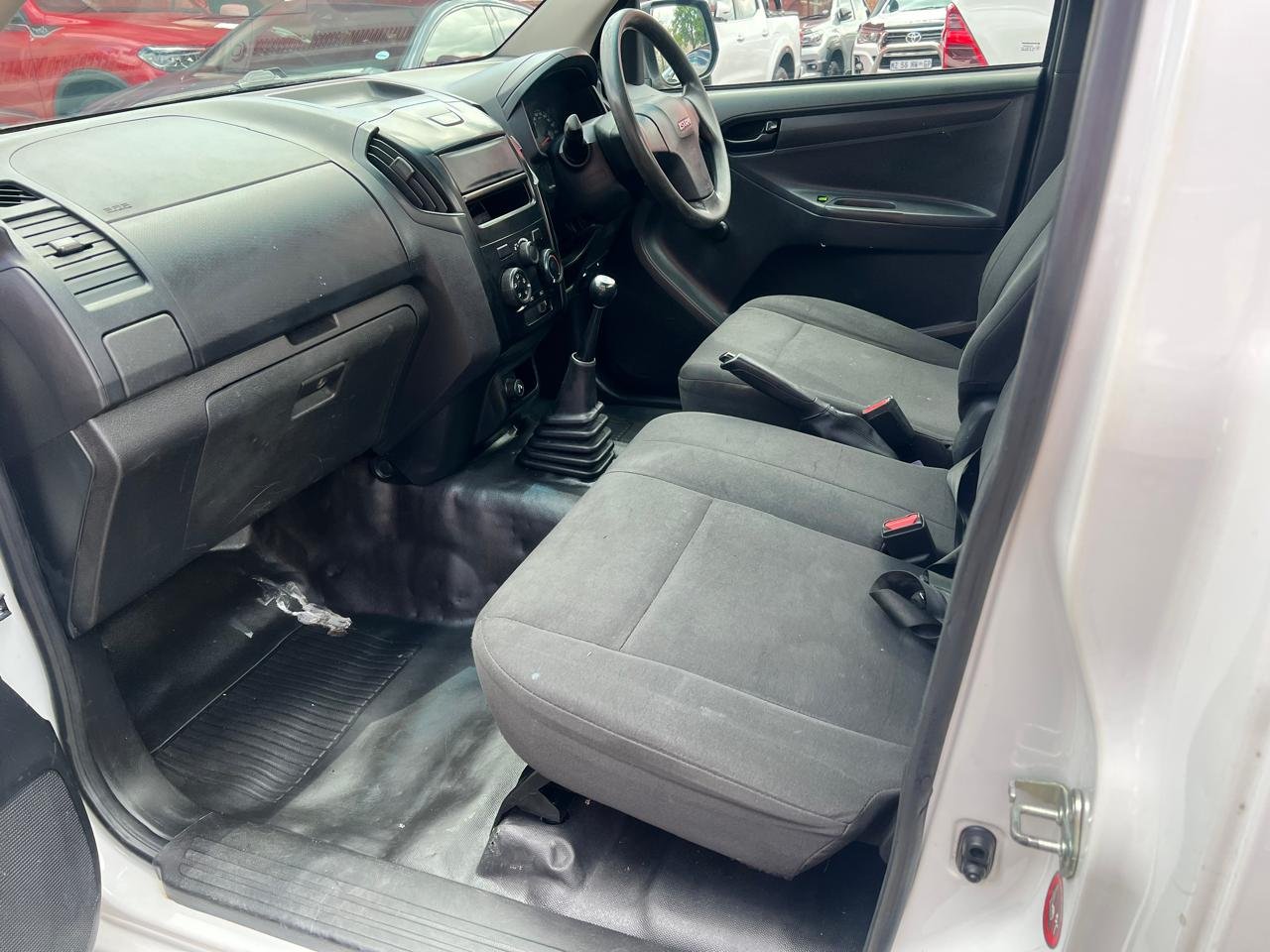 
								Isuzu KB 250D-Teq Fleetside,Cloth interior etc amazing discounts on cash deals! free delivery guaranteed around gauteng province only. we also arrange finance through all major banks. we give 24hrs turn around period for finance applicants and same time delivery on cash deals. contact our sales team. or visit our dealership RANDY CARS AT 541 LOUIS BOTHA AVENUE SAVOY ESTATE JHB full									