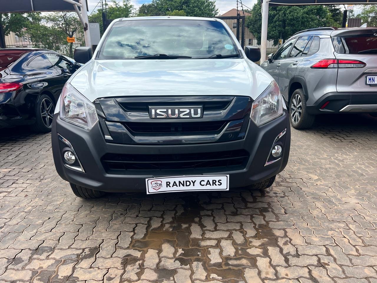 
								Isuzu KB 250D-Teq Fleetside,Cloth interior etc amazing discounts on cash deals! free delivery guaranteed around gauteng province only. we also arrange finance through all major banks. we give 24hrs turn around period for finance applicants and same time delivery on cash deals. contact our sales team. or visit our dealership RANDY CARS AT 541 LOUIS BOTHA AVENUE SAVOY ESTATE JHB full									