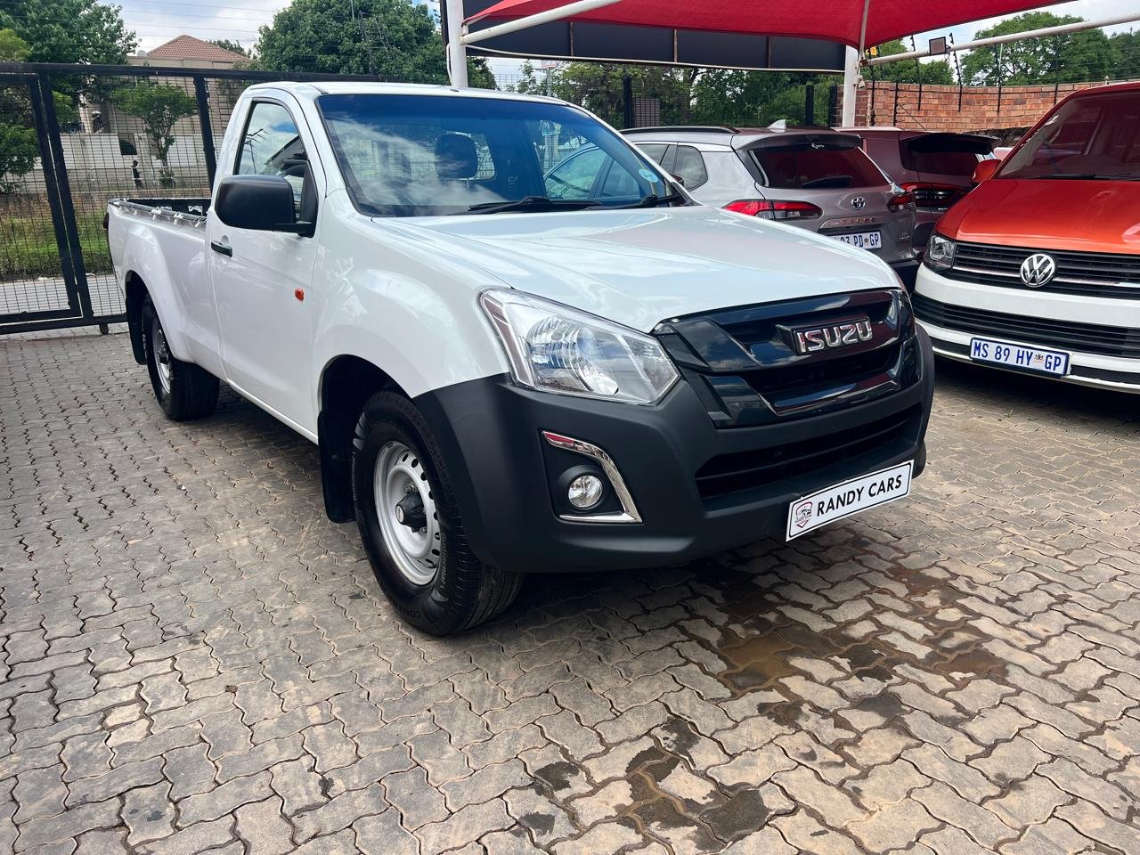 Isuzu KB 250D-Teq Fleetside,Cloth interior etc amazing discounts on cash deals! free delivery guaranteed around gauteng province only. we also arrange finance through all major banks. we give 24hrs turn around period for finance applicants and same time delivery on cash deals. contact our sales team. or visit our dealership RANDY CARS AT 541 LOUIS BOTHA AVENUE SAVOY ESTATE JHB