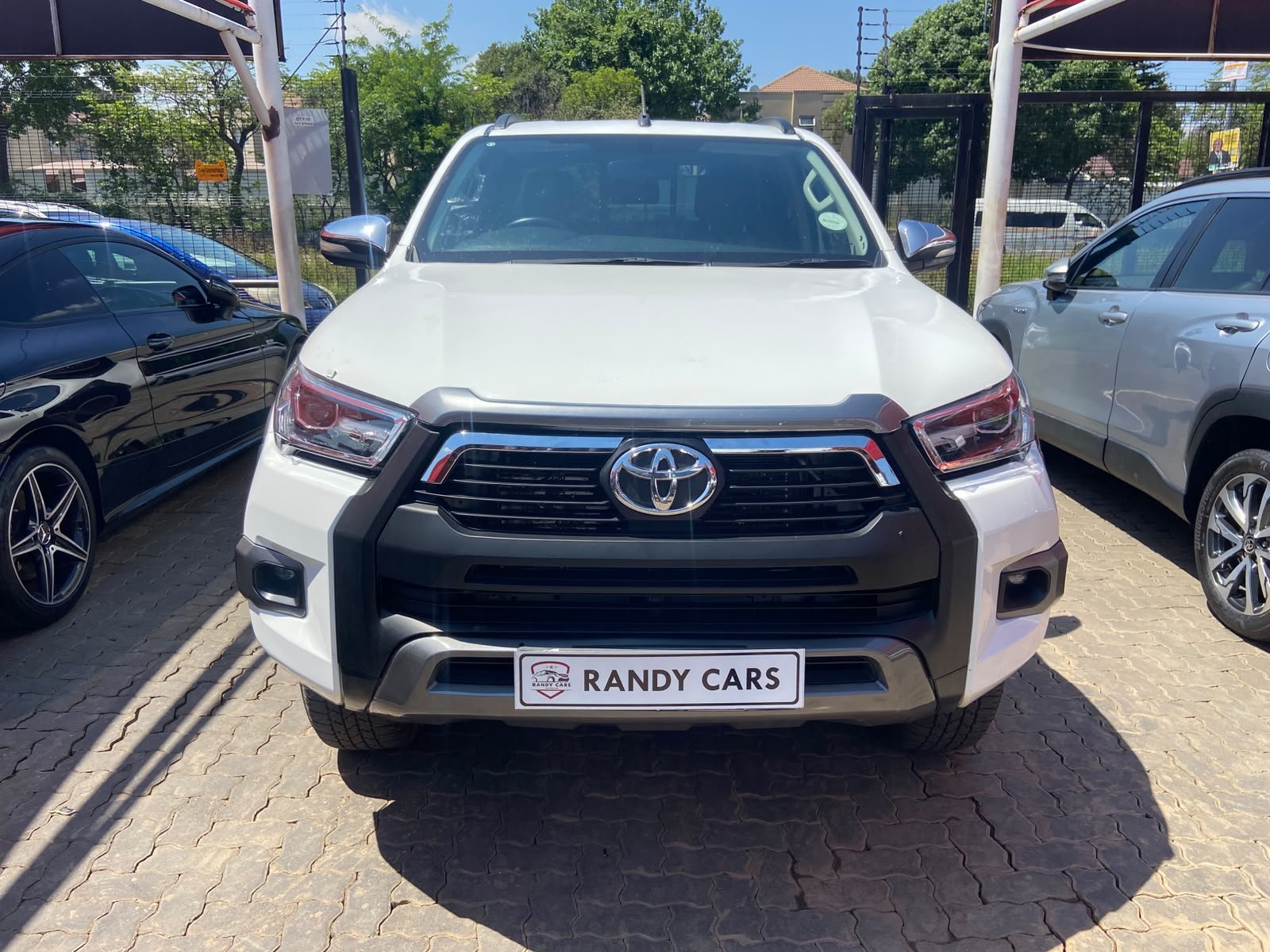
								Toyota Hilux 2.8GD-6 Double Cab AutoRaider,Leather  interior,Aircon,Radio etc amazing discounts on cash deals! free delivery guaranteed around gauteng province only. we also arrange finance through all major banks. we give 24hrs turn around period for finance applicants and same time delivery on cash deals. contact our sales team. or visit our dealership RANDY CARS AT 541 LOUIS BOTHA AVENUE SAVOY ESTATE full									