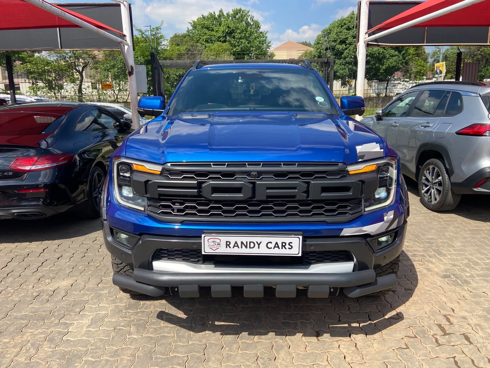 
								2025 Ford Ranger 3.0T V6 Double Cab Raptor 4WD,Leather interior, Electric windows,Navigation, ,Reverse Camera ,PDC Sensor etc… We give amazing discounts on cash deals! Free delivery guaranteed around Gauteng province only. We also arrange finance through all major Banks. We give 24hrs turn around period for finance applicants and same time delivery on cash deals. Contact our sales team ..You can visit us at 541 Louis Botha Ave, savoy estate full									