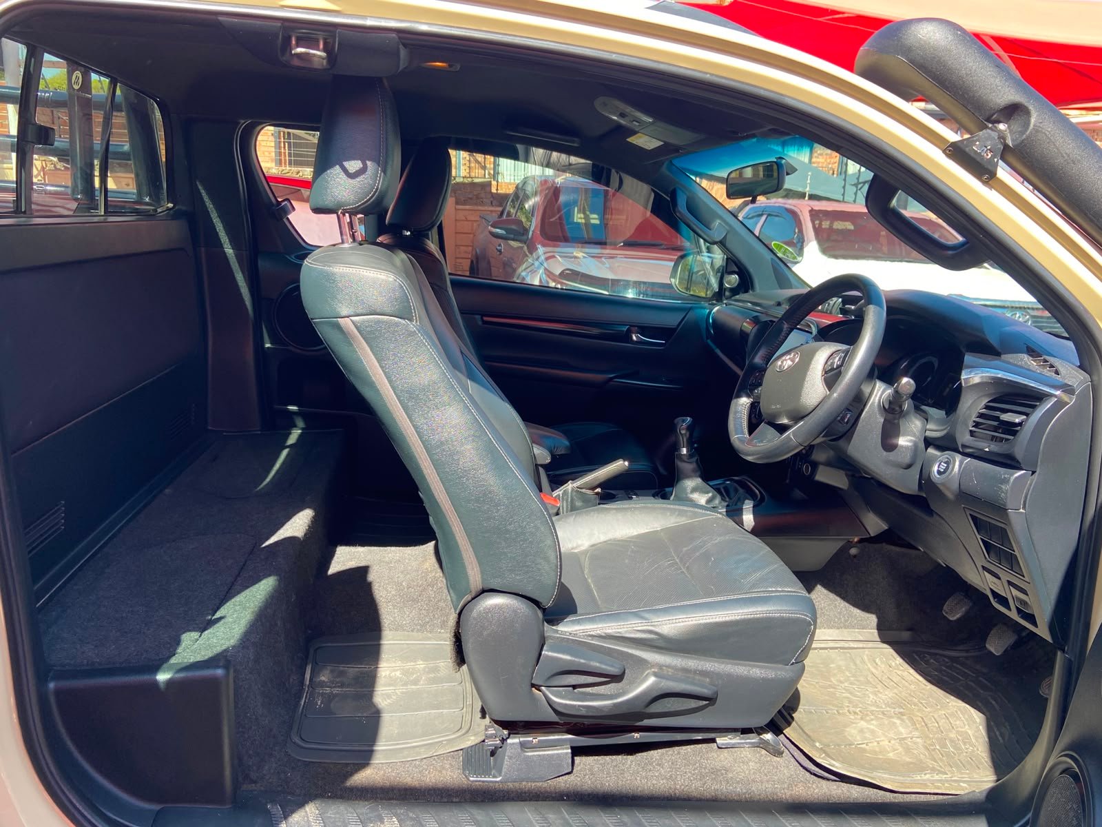 
								Toyota Hilux 2.8GD-6 Xtra Cab 4×4 Legend 50,Leather interior,electric windows,aircon etc… we give amazing discounts on cash deals! free delivery guaranteed around gauteng province only. we also arrange finance through all major banks. we give 24hrs turn around period for finance applicants and same time delivery on cash deals. contact our sales team full									