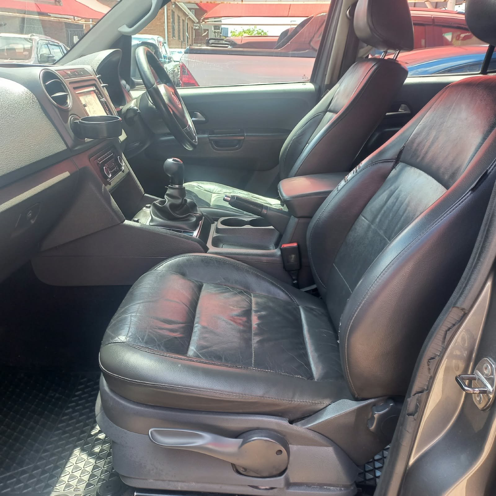 
								Volkswagen Amarok 2.0TDI Double Cab ,Leather interior,Aircon ,Electric windows etc amazing discounts on cash deals! free delivery guaranteed around gauteng province only. we also arrange finance through all major banks. we give 24hrs turn around period for finance applicants and same time delivery on cash deals. contact our sales team. or visit our dealership RANDY CARS AT 541 LOUIS BOTHA AVENUE SAVOY ESTATE JHB full									