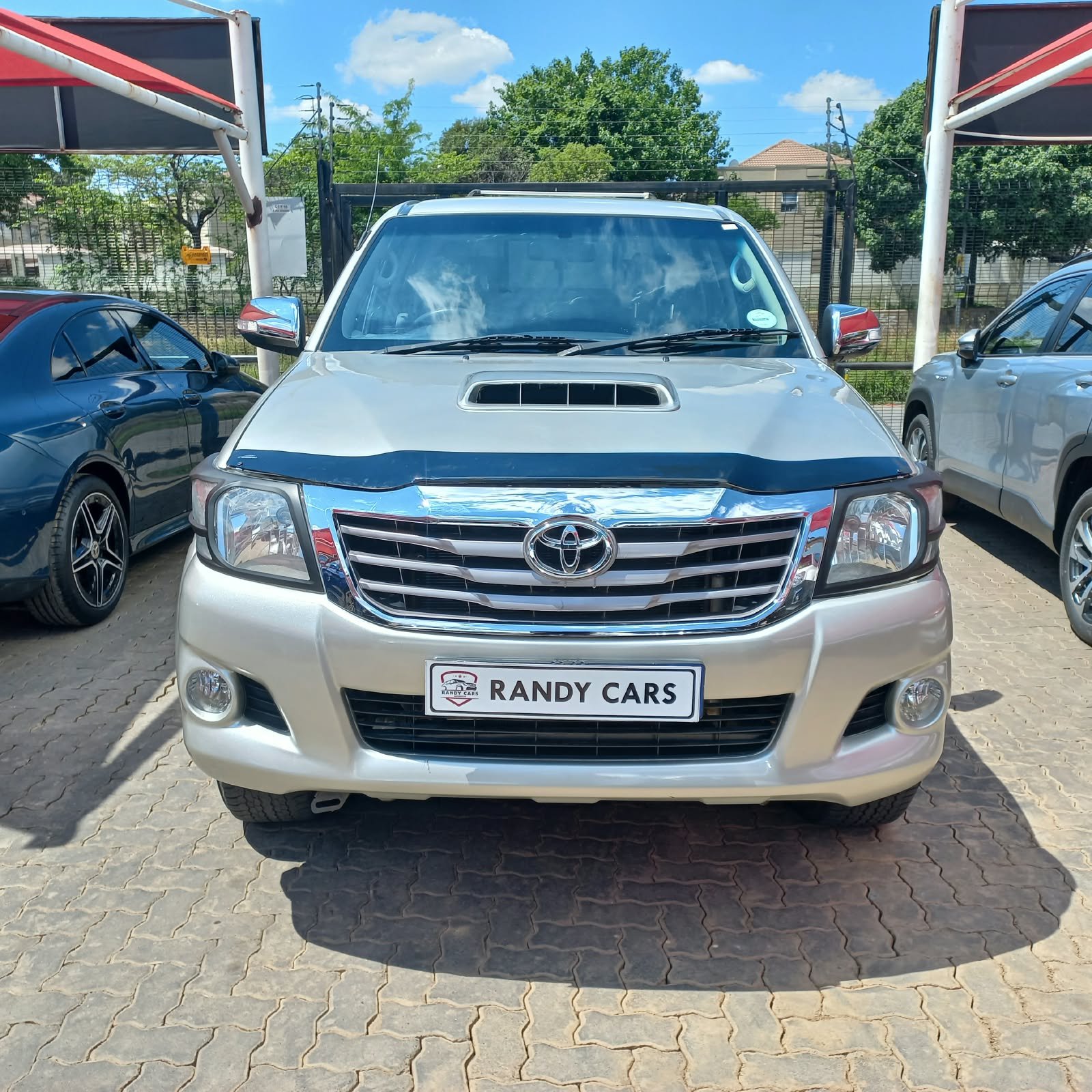 
								Toyota Hilux 2.5D-4D double cab 4×4 Raider,Leather interior,Aircon,Radio etc amazing discounts on cash deals! free delivery guaranteed around gauteng province only. we also arrange finance through all major banks. we give 24hrs turn around period for finance applicants and same time delivery on cash deals. contact our sales team. or visit our dealership RANDY CARS AT 541 LOUIS BOTHA AVENUE SAVOY ESTATE full									