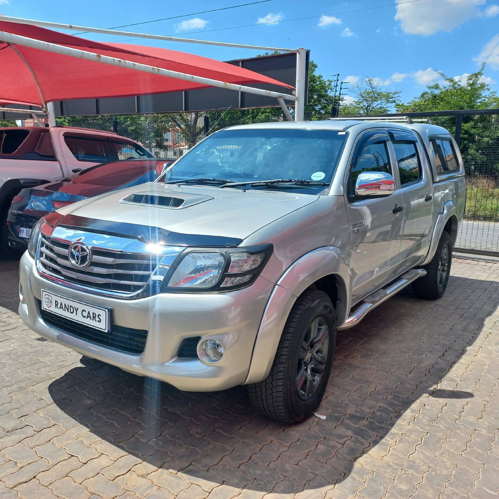 
								Toyota Hilux 2.5D-4D double cab 4×4 Raider,Leather interior,Aircon,Radio etc amazing discounts on cash deals! free delivery guaranteed around gauteng province only. we also arrange finance through all major banks. we give 24hrs turn around period for finance applicants and same time delivery on cash deals. contact our sales team. or visit our dealership RANDY CARS AT 541 LOUIS BOTHA AVENUE SAVOY ESTATE full									