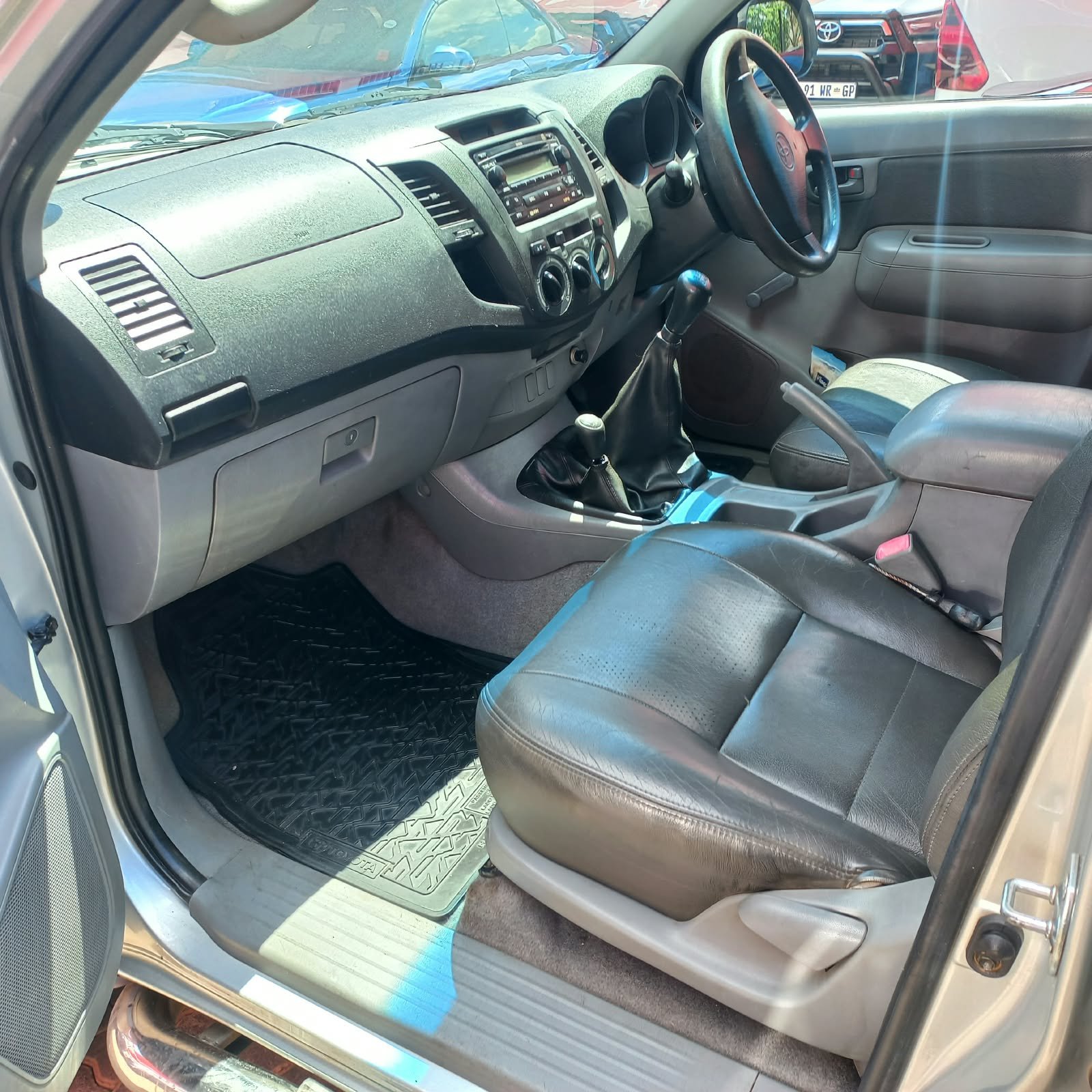 
								Toyota Hilux 2.5D-4D double cab 4×4 Raider,Leather interior,Aircon,Radio etc amazing discounts on cash deals! free delivery guaranteed around gauteng province only. we also arrange finance through all major banks. we give 24hrs turn around period for finance applicants and same time delivery on cash deals. contact our sales team. or visit our dealership RANDY CARS AT 541 LOUIS BOTHA AVENUE SAVOY ESTATE full									