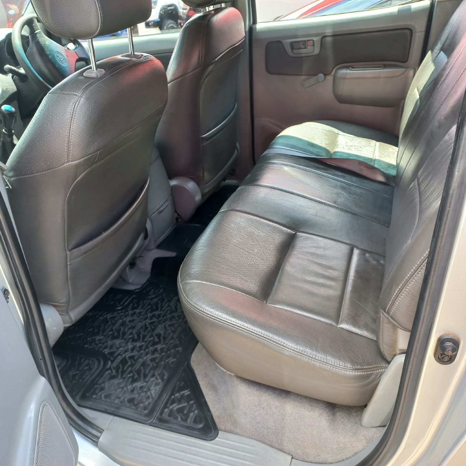 
								Toyota Hilux 2.5D-4D double cab 4×4 Raider,Leather interior,Aircon,Radio etc amazing discounts on cash deals! free delivery guaranteed around gauteng province only. we also arrange finance through all major banks. we give 24hrs turn around period for finance applicants and same time delivery on cash deals. contact our sales team. or visit our dealership RANDY CARS AT 541 LOUIS BOTHA AVENUE SAVOY ESTATE full									