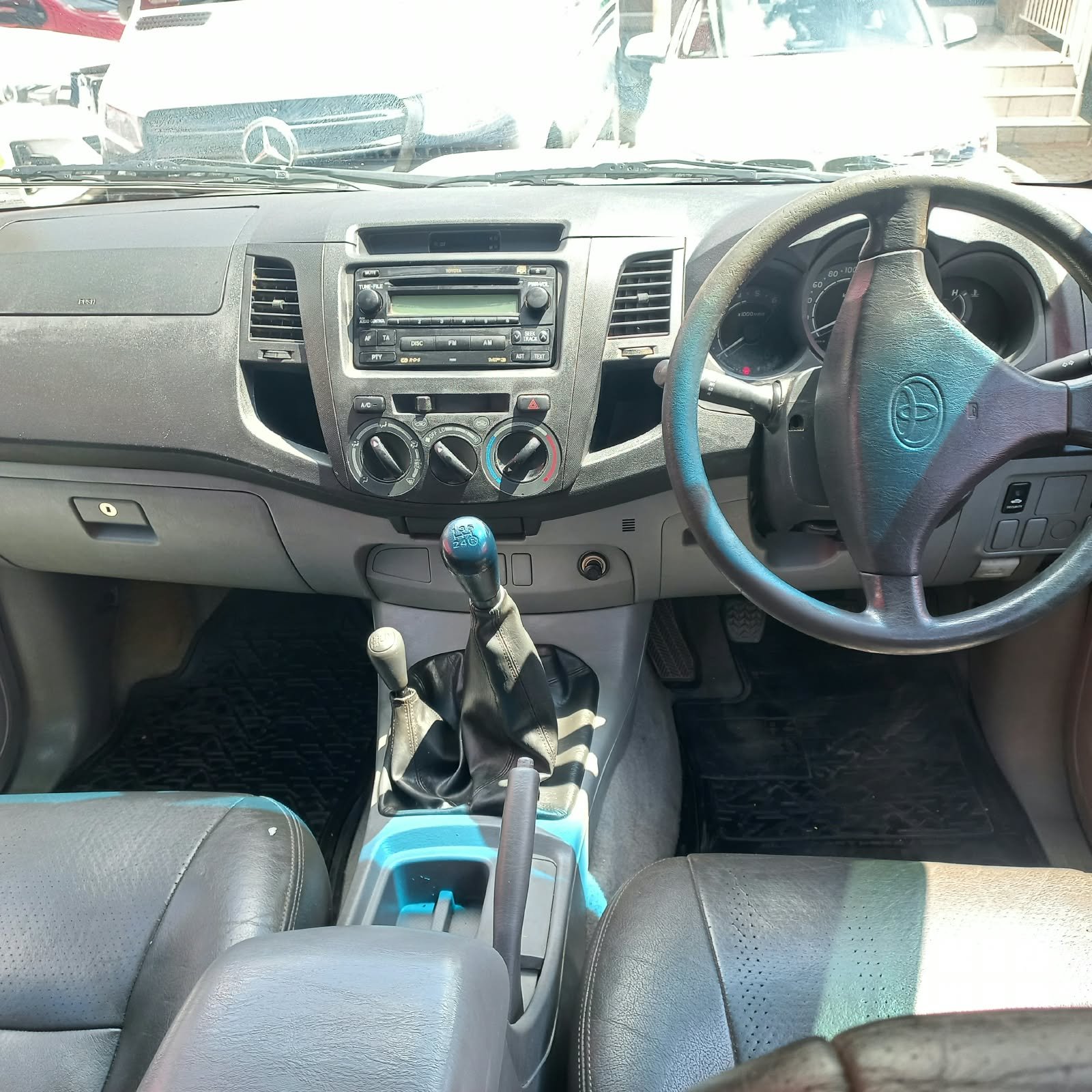 
								Toyota Hilux 2.5D-4D double cab 4×4 Raider,Leather interior,Aircon,Radio etc amazing discounts on cash deals! free delivery guaranteed around gauteng province only. we also arrange finance through all major banks. we give 24hrs turn around period for finance applicants and same time delivery on cash deals. contact our sales team. or visit our dealership RANDY CARS AT 541 LOUIS BOTHA AVENUE SAVOY ESTATE full									