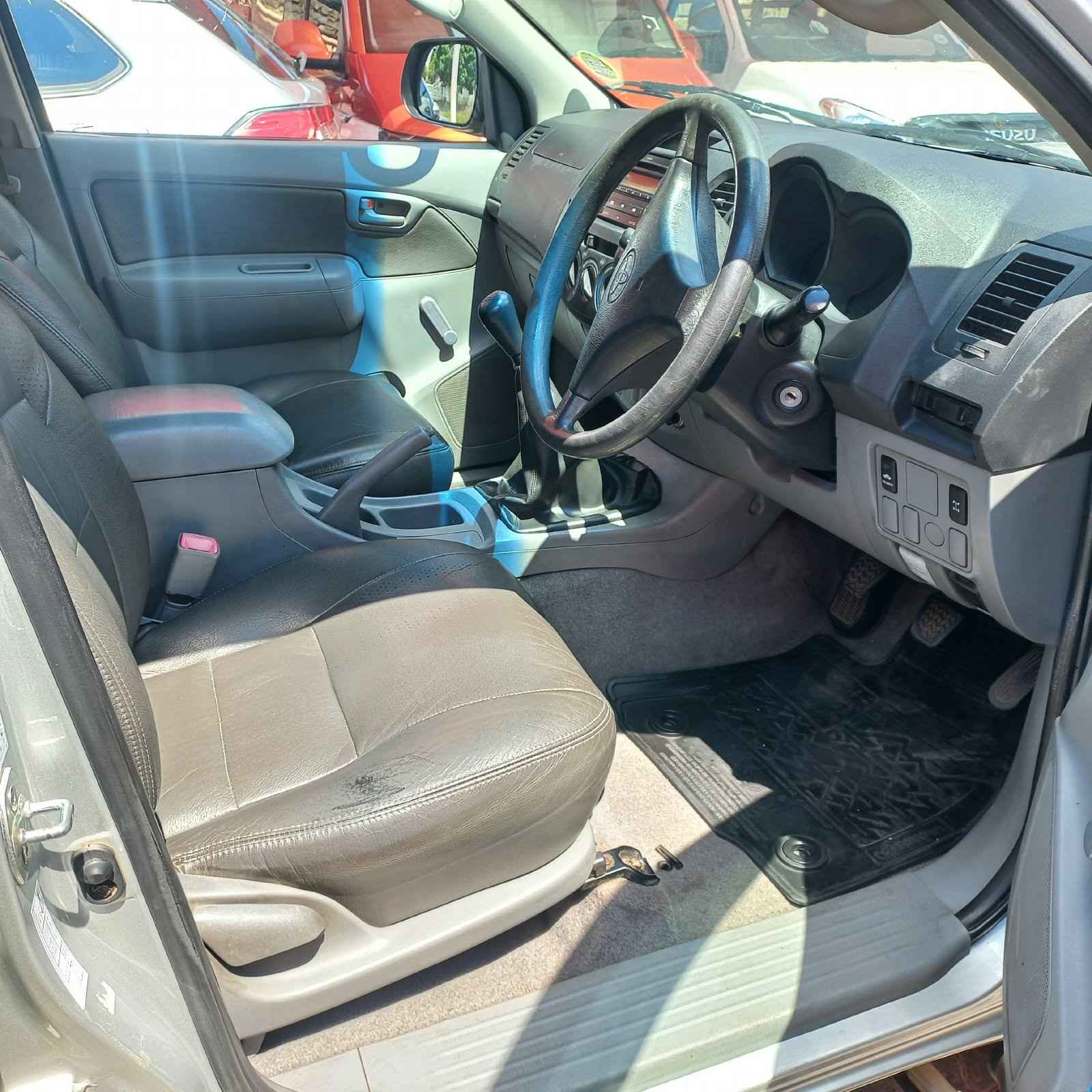 
								Toyota Hilux 2.5D-4D double cab 4×4 Raider,Leather interior,Aircon,Radio etc amazing discounts on cash deals! free delivery guaranteed around gauteng province only. we also arrange finance through all major banks. we give 24hrs turn around period for finance applicants and same time delivery on cash deals. contact our sales team. or visit our dealership RANDY CARS AT 541 LOUIS BOTHA AVENUE SAVOY ESTATE full									