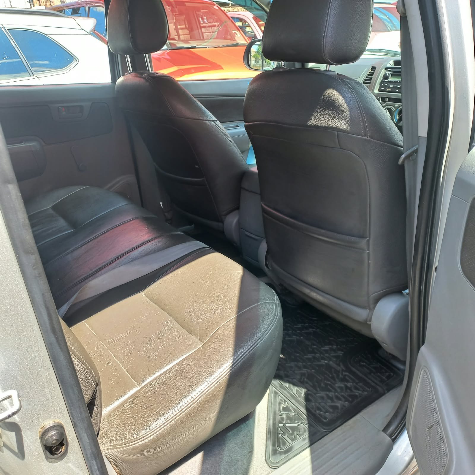 
								Toyota Hilux 2.5D-4D double cab 4×4 Raider,Leather interior,Aircon,Radio etc amazing discounts on cash deals! free delivery guaranteed around gauteng province only. we also arrange finance through all major banks. we give 24hrs turn around period for finance applicants and same time delivery on cash deals. contact our sales team. or visit our dealership RANDY CARS AT 541 LOUIS BOTHA AVENUE SAVOY ESTATE full									