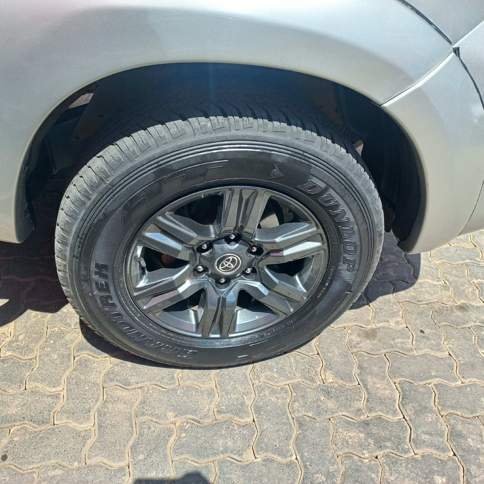 
								Toyota Hilux 2.5D-4D double cab 4×4 Raider,Leather interior,Aircon,Radio etc amazing discounts on cash deals! free delivery guaranteed around gauteng province only. we also arrange finance through all major banks. we give 24hrs turn around period for finance applicants and same time delivery on cash deals. contact our sales team. or visit our dealership RANDY CARS AT 541 LOUIS BOTHA AVENUE SAVOY ESTATE full									