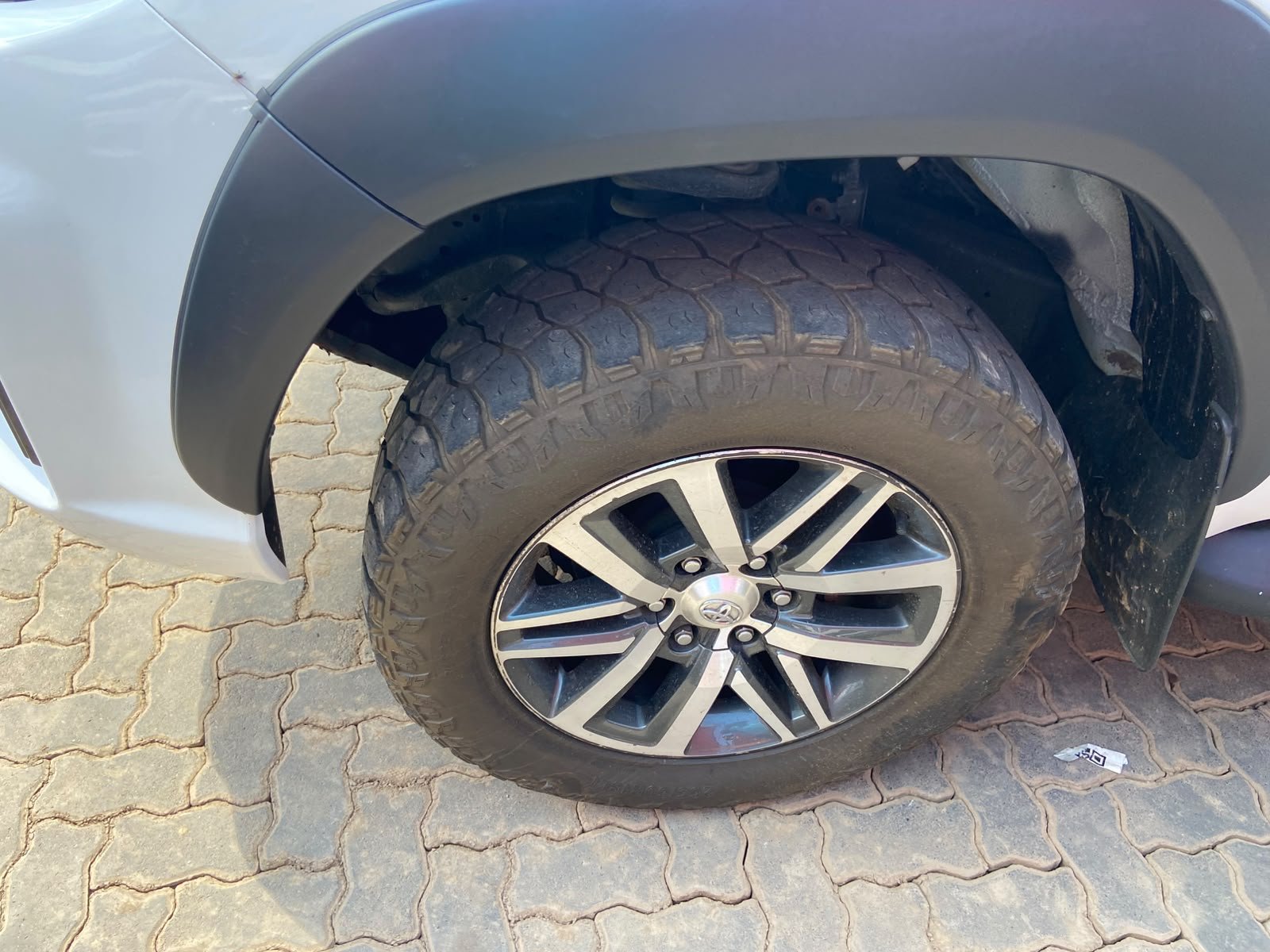 
								Toyota Hilux 2.8GD-6 Extra-Cab 4×4  Auto,Leather interior,Electric windows etc amazing discounts on cash deals! free delivery guaranteed around gauteng province only. we also arrange finance through all major banks. we give 24hrs turn around period for finance applicants and same time delivery on cash deals. contact our sales team. or visit our dealership RANDY CARS AT 541 LOUIS BOTHA AVENUE SAVOY ESTATE JHB full									