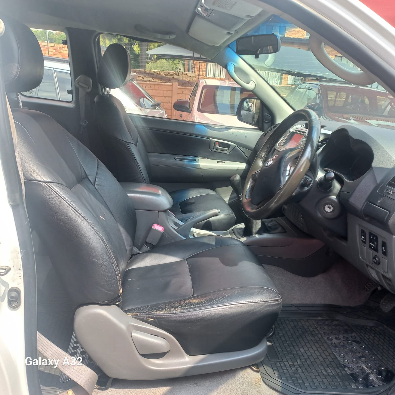 
								2012 TOYOTA HILUX 3.0D-4D XTRA CAB ,Leather interior,electric windows,aircon etc… we give amazing discounts on cash deals! free delivery guaranteed around gauteng province only. we also arrange finance through all major banks. we give 24hrs turn around period for finance applicants and same time delivery on cash deals. contact our sales team full									